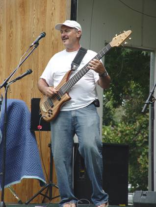 Gerald Jerry Patrick Wood Grooves a solid bass Line. One on Leg no less!